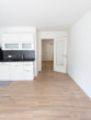 Blick vom Wohnbereich in den Flur - Schöne Erdgeschosswohnung mit Einbauküche, Gartenanteil und Stellplatz