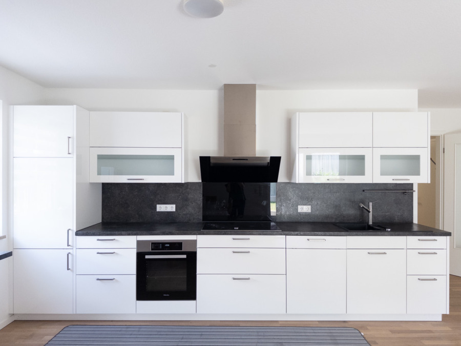 Schöne Erdgeschosswohnung mit Einbauküche, Gartenanteil und Stellplatz, 86653 Monheim, Erdgeschosswohnung