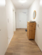 Blick vom Wohnbereich in den Flur - Schöne Erdgeschosswohnung mit Einbauküche, Gartenanteil und Stellplatz
