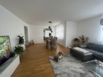 Wohnzimmer mit Essbereich - Erdgeschosswohnung mit Gemeinschaftsgarten, Außenstellplatz und Tiefgaragenstellplatz – Zentrumsnah