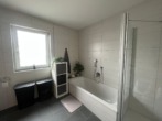 Badezimmer - Erdgeschosswohnung mit Gemeinschaftsgarten, Außenstellplatz und Tiefgaragenstellplatz – Zentrumsnah
