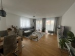 Wohnzimmer mit Essbereich - Erdgeschosswohnung mit Gemeinschaftsgarten, Außenstellplatz und Tiefgaragenstellplatz – Zentrumsnah