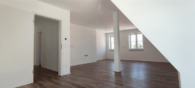Blick in den Wohn-Essbereich mit Küchenanschluss - 3,5 Zimmer Wohnung mit gemütlichem Balkon im Herzen der Stadt Wemding