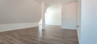 Blick in den Wohn-Essbereich mit Küchenanschluss - 3,5 Zimmer Wohnung mit gemütlichem Balkon im Herzen der Stadt Wemding