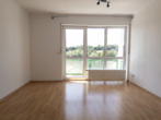 Wohnzimmer mit Zugang zum Balkon - Gemütliche 2-ZKB mit Balkon