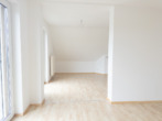 Wohnzimmer Blick zur Küche - Schöne Dachgeschosswohnung mit Balkon