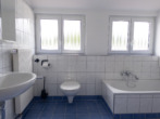 Badezimmer - Schöne Dachgeschosswohnung mit Balkon