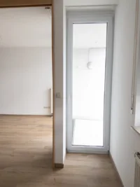 Blick vom Schlafzimmer/Schlafbereich auf Balkon und Wohnbereich