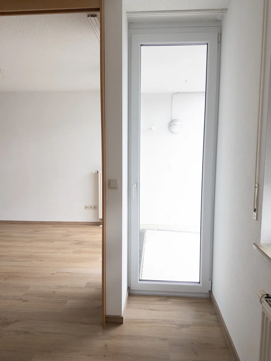 Blick vom Schlafzimmer/Schlafbereich auf Balkon und Wohnbereich