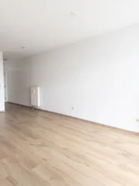 Blick vom Schlafbereich in den Wohnbereich
