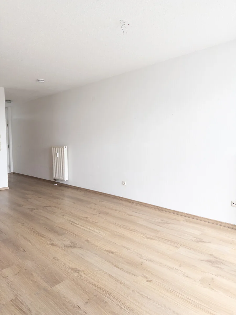 Blick vom Schlafbereich in den Wohnbereich