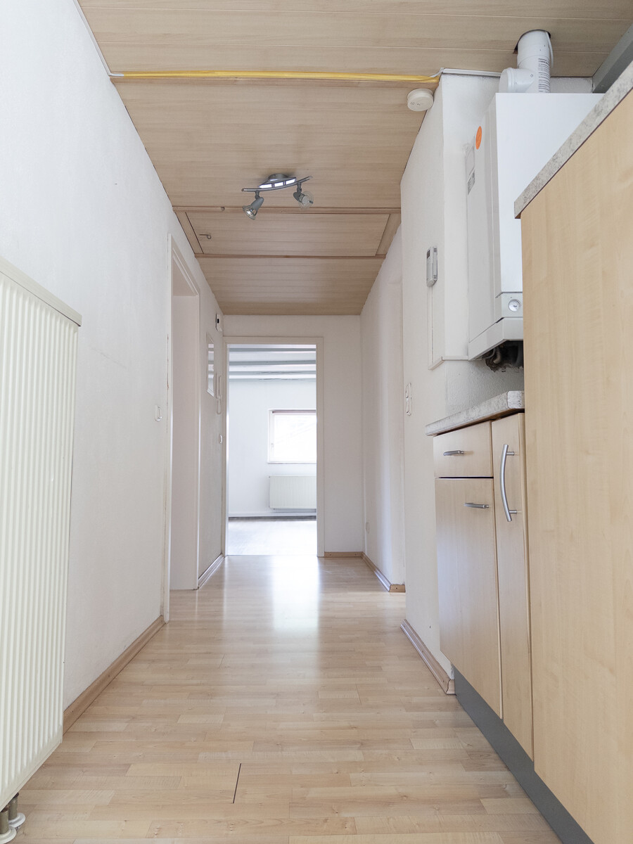 Blick von offener Küche Richtung Wohnzimmer