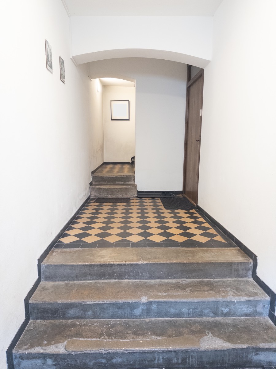 Blick vom Hauseingang in das Treppenhaus