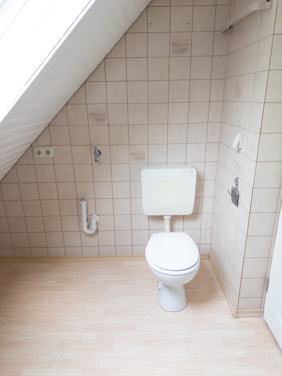 WC und Anschluss f. Waschmaschine im Bad
