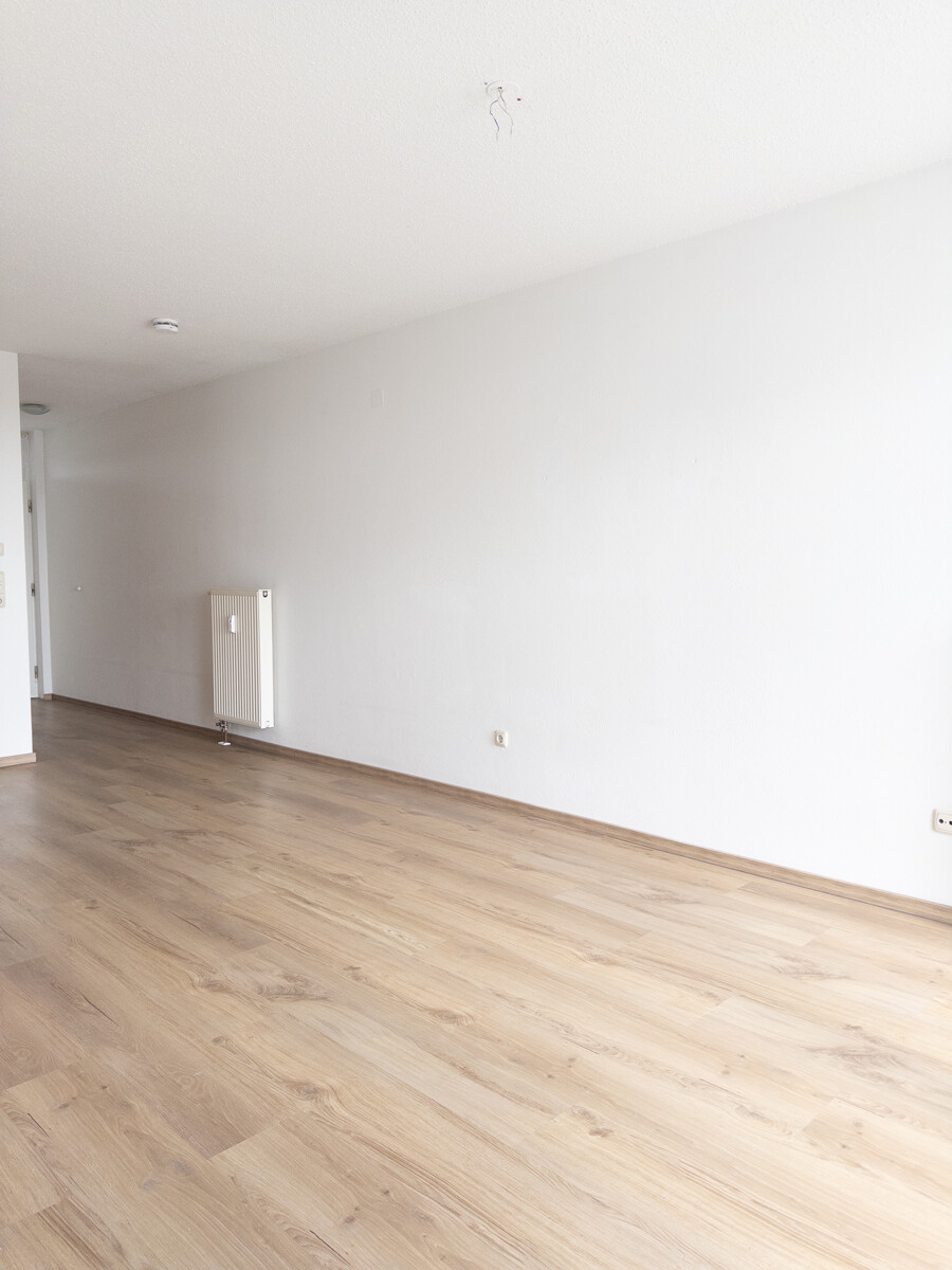 Blick vom Schlafbereich in den Wohnbereich