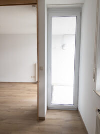 Blick vom Schlafzimmer/Schlafbereich auf Balkon und Wohnbereich