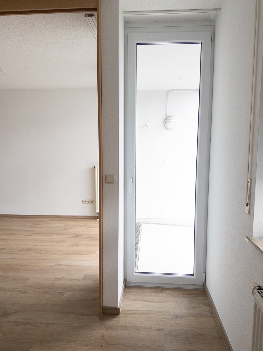 Blick vom Schlafzimmer/Schlafbereich auf Balkon und Wohnbereich
