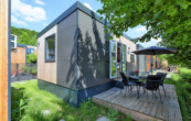 Ferien in den eigenen vier Wänden! Tiny-Haus im Campingpark Wemding zum Verkauf! - Tiny Haus von Aussen mit Terrasse