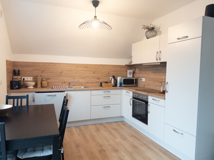 Schicke 3-Zimmer-Wohnung mit Einbauküche, Balkon, Garage und Stellplatz, 86641 Rain/Bayerdilling, Dachgeschosswohnung