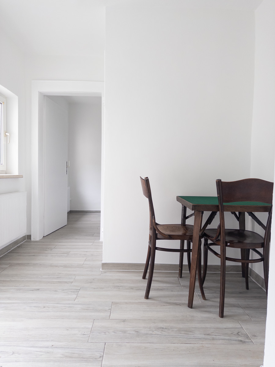 Blick zum Badezimmer und WC