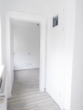 Blick in das Badezimmer und WC
