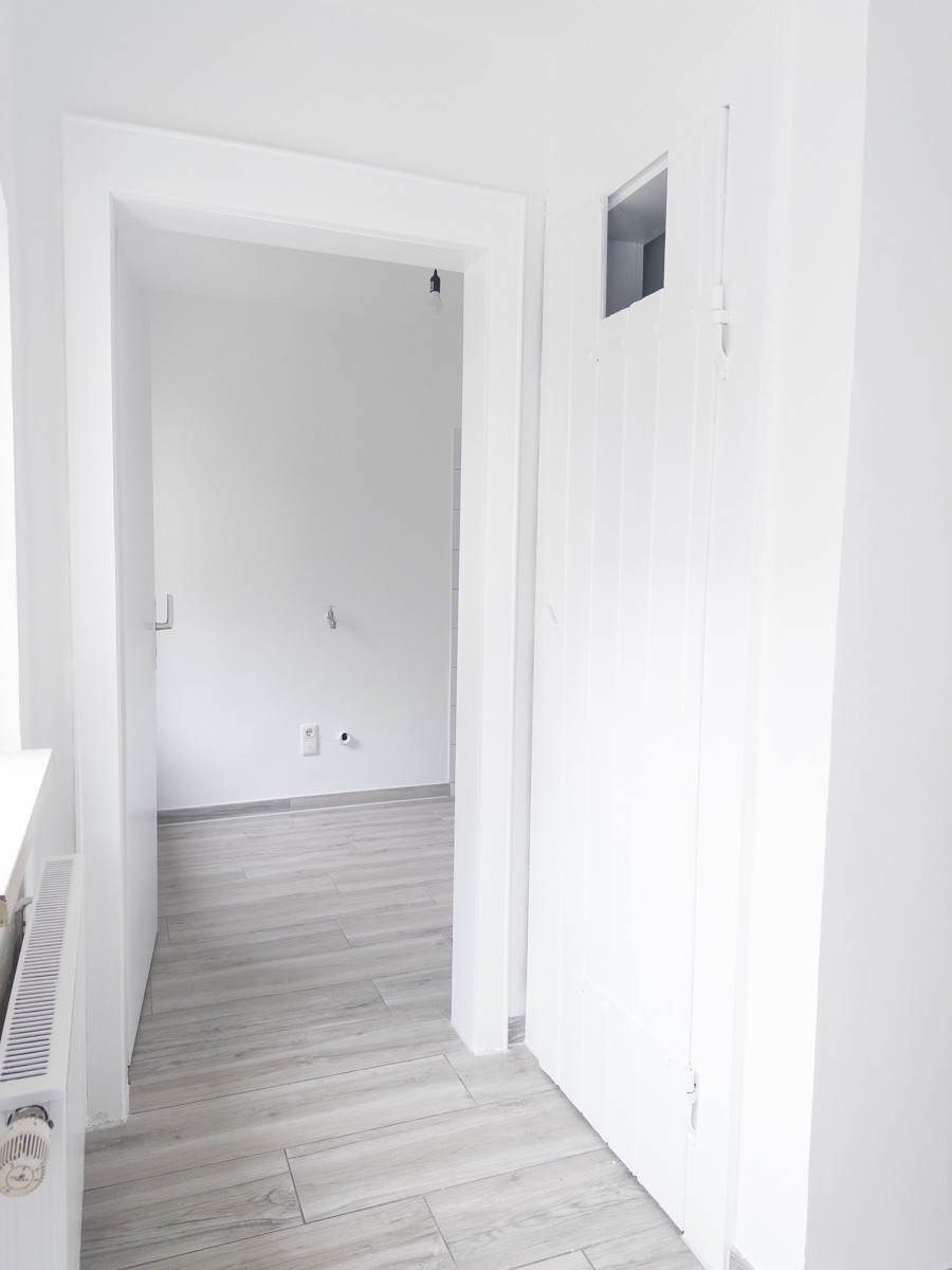 Blick in das Badezimmer und WC