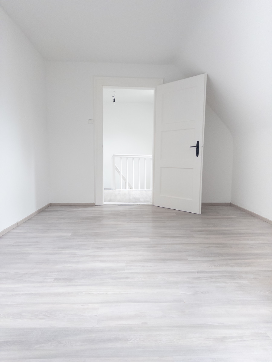 Zimmer 2 im OG - Blick in den Flur