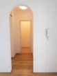 Kleine Garderobe und Blick zum Abstellraum