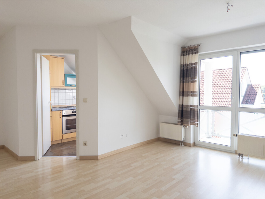 Wohnbereich mit Blick in die Küche