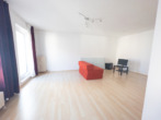 Blick vom Essbereich in das Wohnzimmer - Leben im Zentrum der Stadt – schöne 3-ZKB mit Balkon im Herzen von Donauwörth