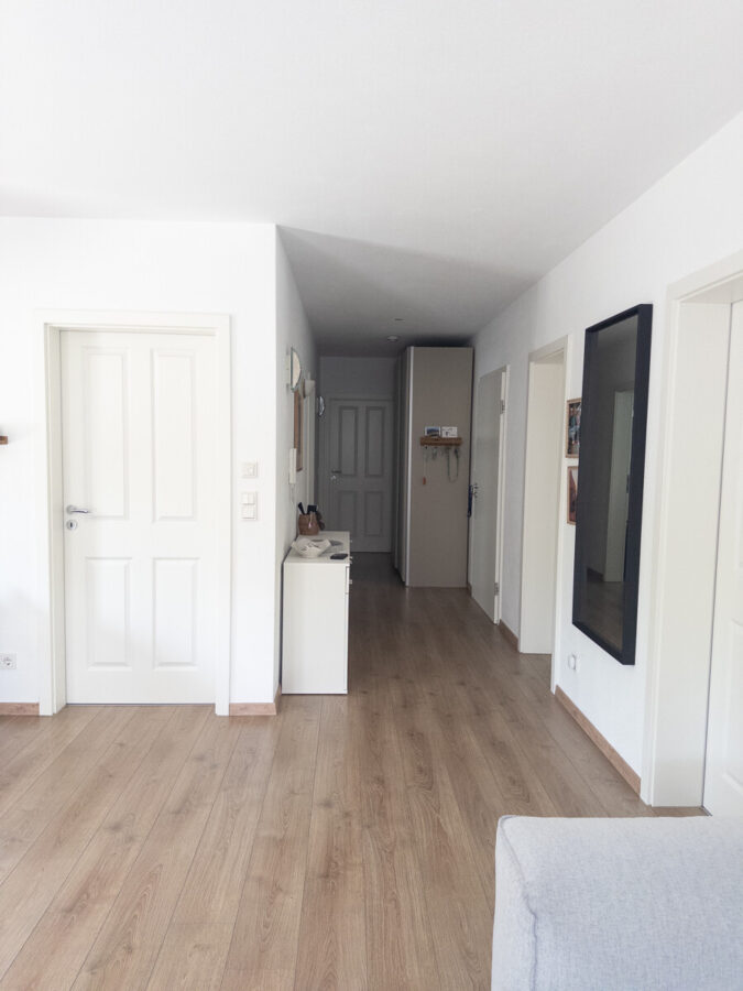Wohn-Essbereich - Blick in den Flur zum Eingang, Bad und Schlafzimmer