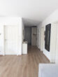 Wohn-Essbereich - Blick in den Flur zum Eingang, Bad und Schlafzimmer