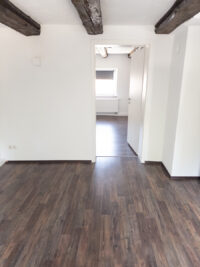 Blick vom Wohnzimmer in die Wohnküche