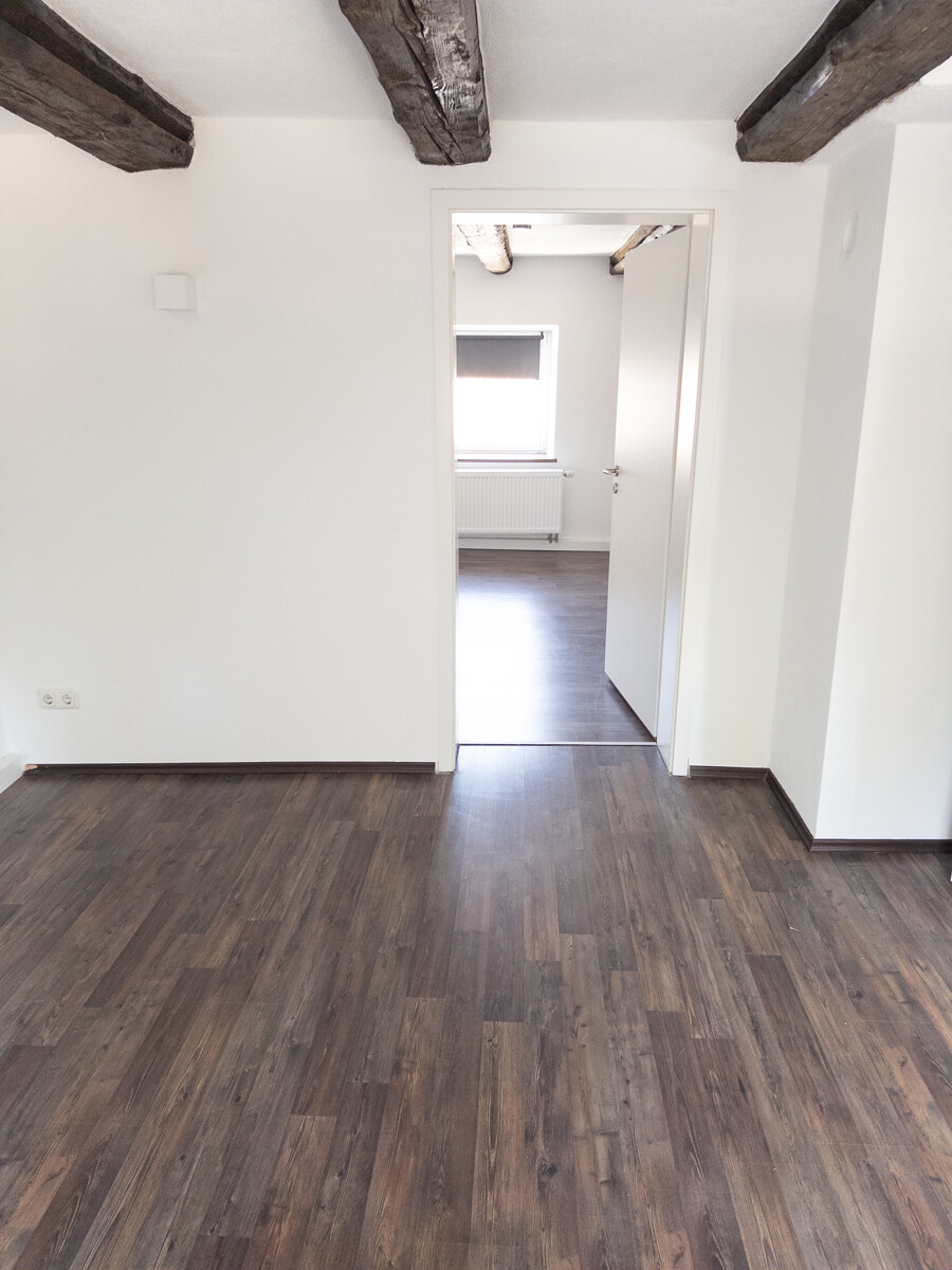 Blick vom Wohnzimmer in die Wohnküche