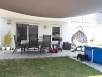 Blick vom Garten auf die Terrasse