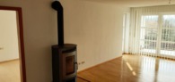 Wohnzimmer - Dachgeschosswohnung mit Einbauküche und Balkon