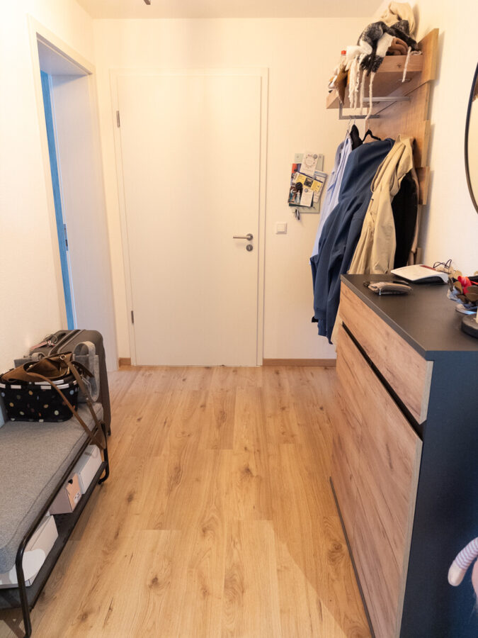 Flur Blick zum Eingang und links Zimmer 2