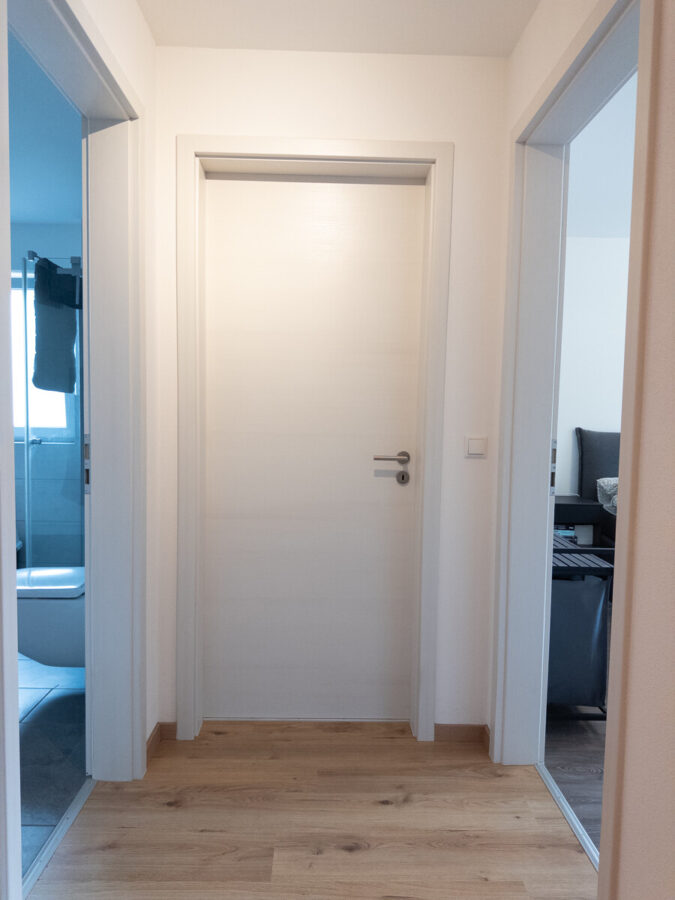 Abstellraum mittig - links Bad - rechts Zimmer 1